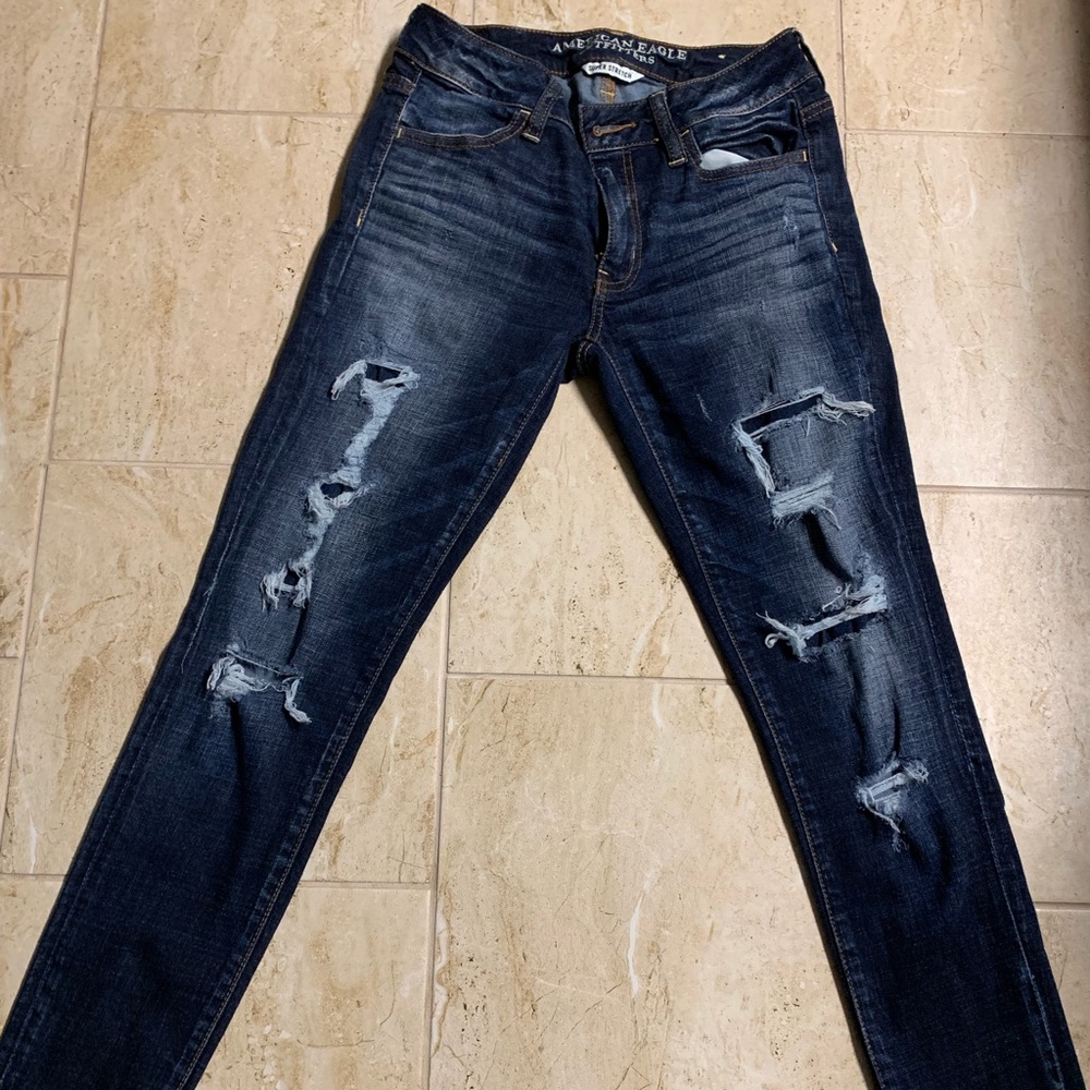 Distressed AE Jeggings.